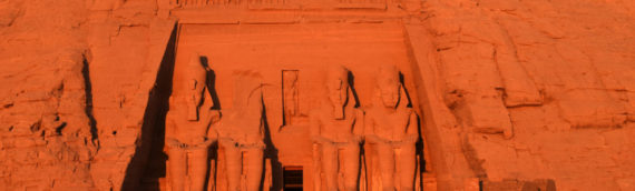 陽の昇るアブ・シンベル神殿：エジプト